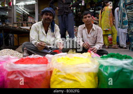 Gli uomini vendere gulal (polvere colorata) al mercato Paharganj a Delhi in anticipo di Holi, il Festival dei Colori. Foto Stock