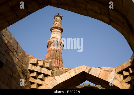 Il Qutb Minar a Delhi, India, visto attraverso un arco. Foto Stock