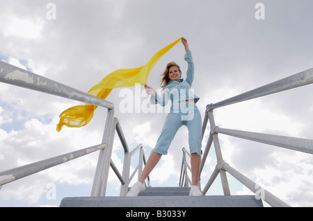 Donna su scale, tenendo il tessuto, Mallorca, Spagna Foto Stock