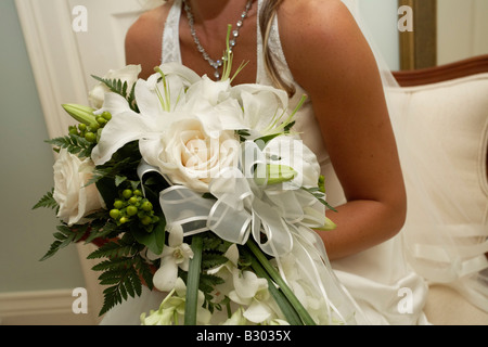 Sposa con fiori di nozze Foto Stock