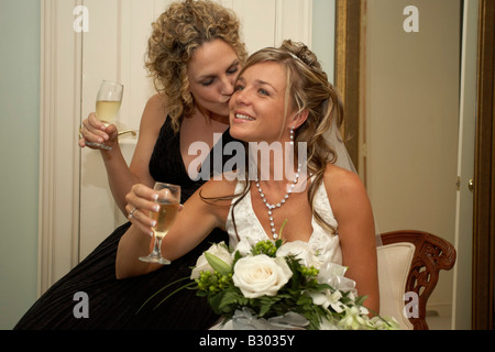 Sposa e Bridesmaide con Champagne Foto Stock