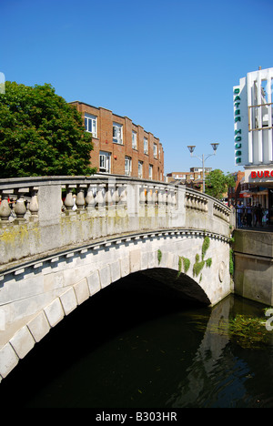 Ponte di pietra sul fiume Cam, High Street, Chelmsford Essex, Inghilterra, Regno Unito Foto Stock