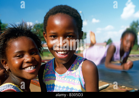 Ritratto di due ragazze felici, vicino, Sud Africa e Africa Foto Stock