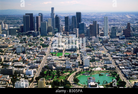 Vista aerea di Los Angeles al di sopra dello skyline di MacArthur Park con strade della città e il lago Foto Stock