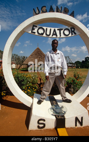 Una struttura che indica l'Equatore in Uganda. Foto Stock