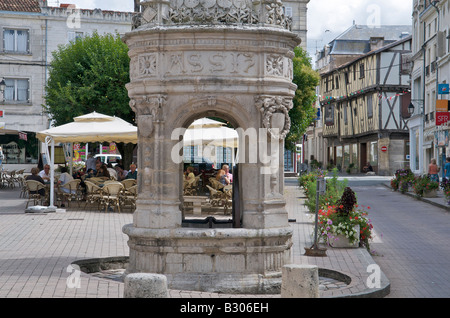 La piazza principale e la Fontana di gogna a Saint-Jean-d'Angely in Charente Maritime Francia Foto Stock