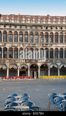 Le Procuratie Vecchie con tavoli e sedie in Piazza San Marco a sunrise Foto Stock