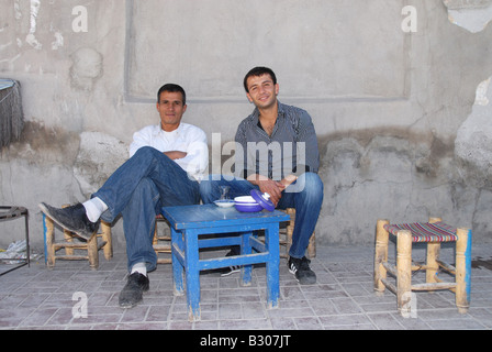 Due uomini seduti al di fuori di un cafe in Turchia con un bicchiere di tè cay Foto Stock