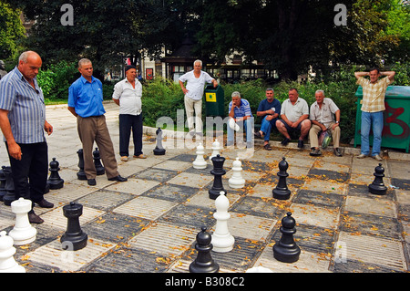 La Bosnia, Sarajevo. Gli uomini locali giocando a scacchi nel Parco Foto Stock