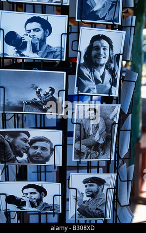 Cartolina di stand con le classiche immagini da Cuba il Castro dominato la storia, Plaza des Armes, La Habana Viejo, Avana Vecchia Area del Patrimonio Mondiale, Cuba Foto Stock