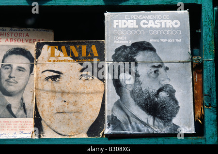 Bookstand con rivoluzionario comunista letteratura in Plaza des Armes, La Habana Viejo, Avana Vecchia Area del Patrimonio Mondiale, Cuba Foto Stock