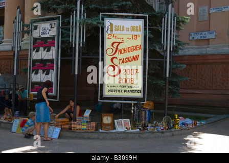 Pressione di stallo di mercato la vendita di oggetti di antiquariato e artigianato lungo la strada principale di Chisinau Moldavia Europa Foto Stock