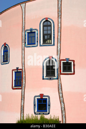 Dettaglio della facciata colorata del Rogner Spa Termale e Hotel progettato da Friedensreich Hundertwasser di Bad Blumau Austria Foto Stock