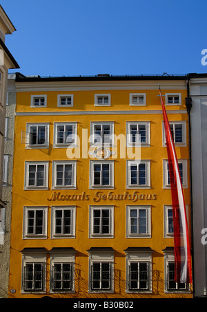 La casa natale di Mozart famiglia Mozart Geburtshaus su Getreidegasse Street nel centro storico di Salisburgo in Austria Foto Stock