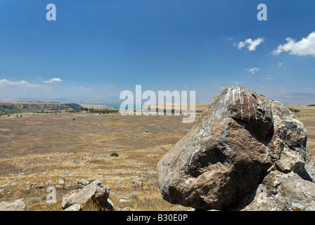 Israele Golan rocce basaltiche sul mare di Galilea può essere visto in background Foto Stock