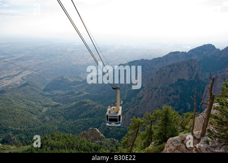 Il Sandia Peak Aerial Tramway Gondola in un panorama con la città di Albuquerque al di sotto di Foto Stock