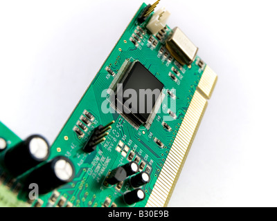 Scheda di circuiti verde PCI su sfondo bianco Foto Stock