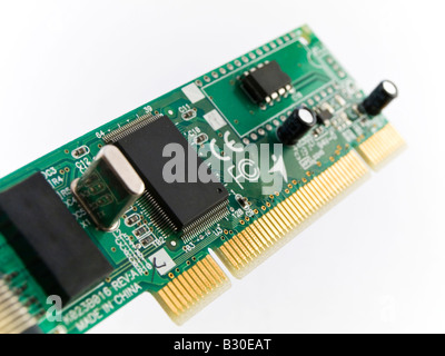 Scheda di circuiti verde PCI su sfondo bianco Foto Stock