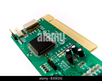 Scheda di circuiti verde PCI su sfondo bianco Foto Stock