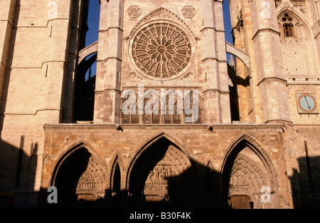 La facciata ovest della chiesa di Santa Maria de Leon cattedrale della città di Leon Spagna settentrionale. Foto Stock
