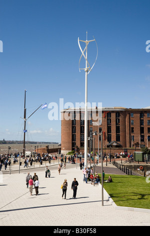 Ristrutturato il vecchio Albert Dock degli edifici adibiti a magazzino accanto al fiume Mersey. Liverpool Merseyside England Regno Unito Gran Bretagna Foto Stock