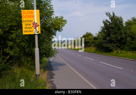 Rallentare meglio tardi che mai la sicurezza stradale segno vicino al villaggio di Edwinstowe Nottinghamshire Inghilterra UK UE Foto Stock