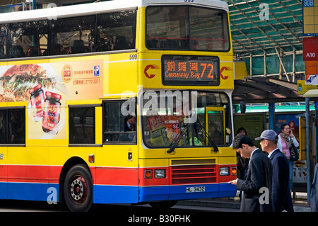 Un double decker bus in attesa bustop sulla strada di città nel centro di Hong Kong Cina Foto Stock