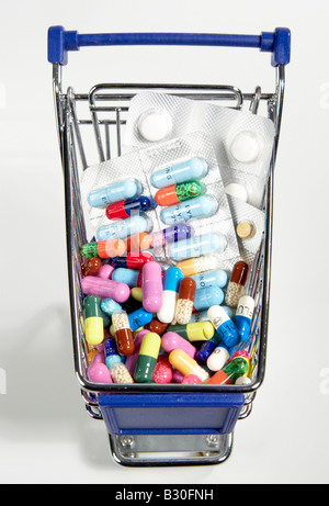 Carrello riempito con le pillole e vesciche di farmaco Foto Stock