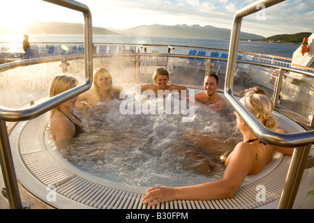 Jacuzzi sotto il sole di mezzanotte a bordo della Hurtigrute Foto Stock