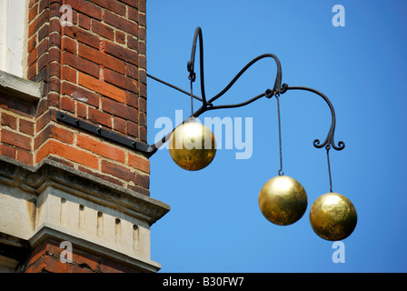 Pedina broker palline dorate, Colchester, Essex, Inghilterra, Regno Unito Foto Stock