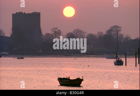 Il Normanno tenere di Portchester Castle visto, in inverno, al tramonto dal fronte del porto Portchester Hampshire Inghilterra meridionale Foto Stock