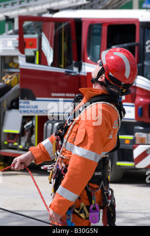 Fire & Rescue pratica su gru a torre Foto Stock