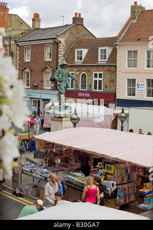 Una vista guardando verso il basso sulla collina di mercato e la statua di Oliver Cromwell, da una finestra nel Golden Lion, lunedì giorno di mercato Foto Stock