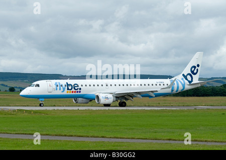 Flybe - British European Embraer ERJ-190-200LR 195LR in rullaggio a aeroporto di Inverness Scozia Scotland Foto Stock