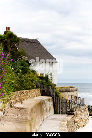 Cottage con il tetto di paglia a Runswick Bay Foto Stock