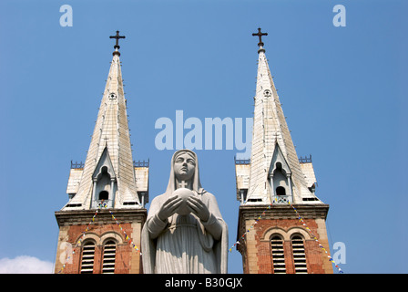 Statua Vergine Maria la cattedrale di Notre Dame SaigonVietnam Foto Stock