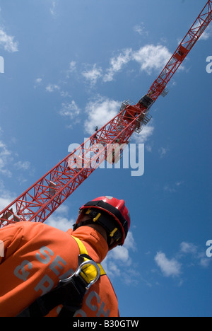 Fire & Rescue pratica su gru a torre Foto Stock