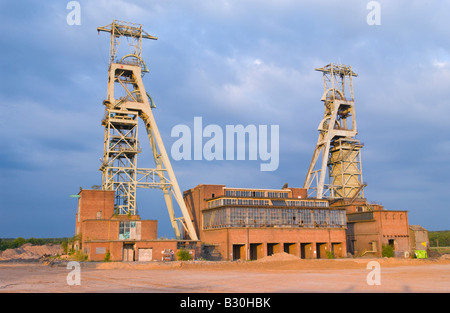 Clipstone colliery nel processo di essere demolita a Clipstone Nottinghamshire Inghilterra UK UE Foto Stock