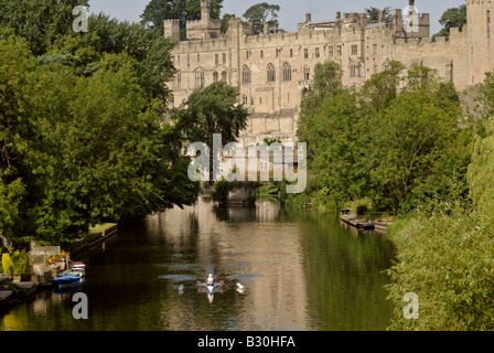 Gite in barca sul fiume Avon presso il Castello di Warwick Foto Stock