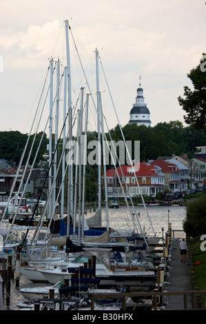 Velieri ormeggiati lungo il lungomare di Annapolis con la storica capitale di stato edificio della skyline Foto Stock