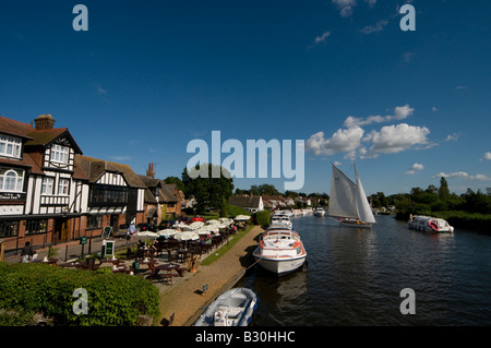 The Swan Inn at Horning su il Parco Nazionale Broads del Norfolk in Inghilterra vi è un picco truccate girando in barca in acqua Foto Stock