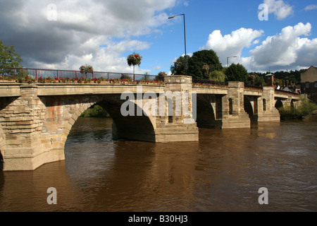 Un profilo arcuato il ponte di pietra che attraversa il fiume Severn Foto Stock