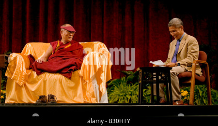 Il XIV Dalai Lama del Tibet a una conversazione pubblica presso l'Università dell'INDIANA Ottobre 2007 insegnamento buddhista BLOOMINGTON INDIANA Foto Stock