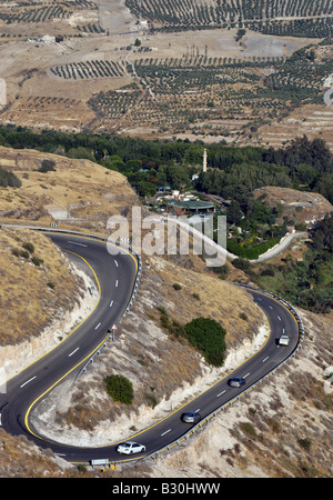 Israele Golan tortuosa strada salendo fino alle alte pianure Foto Stock