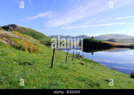 Una calma e splendida mattinata a Llyn Dywarchen nel parco nazionale di Snowdonia nel Galles del Nord Foto Stock