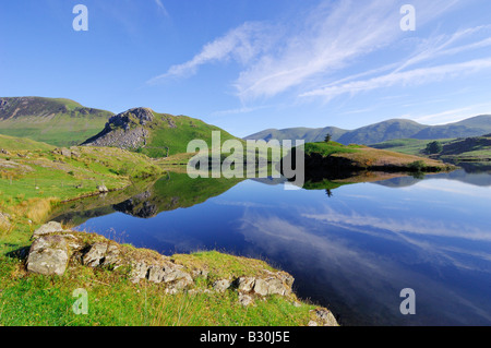 Una calma e splendida mattinata a Llyn Dywarchen nel parco nazionale di Snowdonia nel Galles del Nord Foto Stock