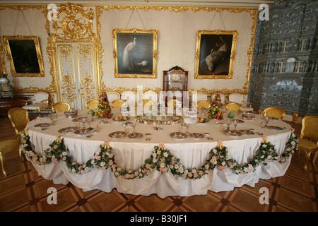 Sontuosa impostazione tabella all'interno di Palazzo di Caterina a Pushkin San Pietroburgo Russia estate Foto Stock