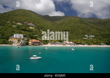 La lunga e bellissima spiaggia di canna da zucchero Garden Bay sull'isola di Tortola nelle isole Vergini britanniche. Foto Stock