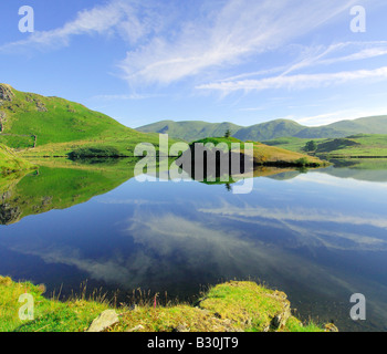 Una calma e splendida mattinata a Llyn Dywarchen nel parco nazionale di Snowdonia nel Galles del Nord Foto Stock