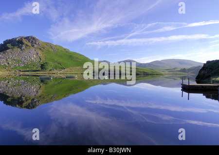 Una calma e splendida mattinata a Llyn Dywarchen nel parco nazionale di Snowdonia nel Galles del Nord Foto Stock